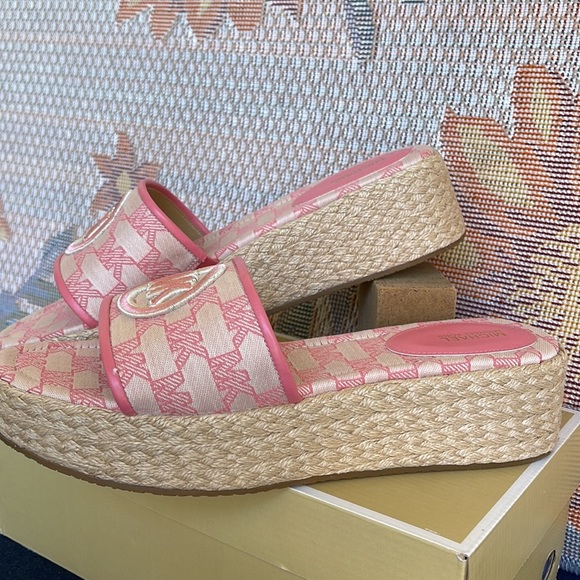 MICHAEL KORS SADLER WEDGE
MK OUTLINE JQD/EMB MK
TEA ROSE
49S3SDFA1Y - Picture 7 of 16